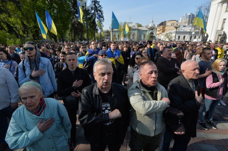 25 квітня 2019 зранку близько 300 осіб зібралося на площі Конституції біля Верховної Ради з метою участі у мітингу з вимогою прийняти закону про функціонування української мови як державної.
У цей день Верховна Рада 278 голосами прийняла у другому читанні та в цілому Закон України 