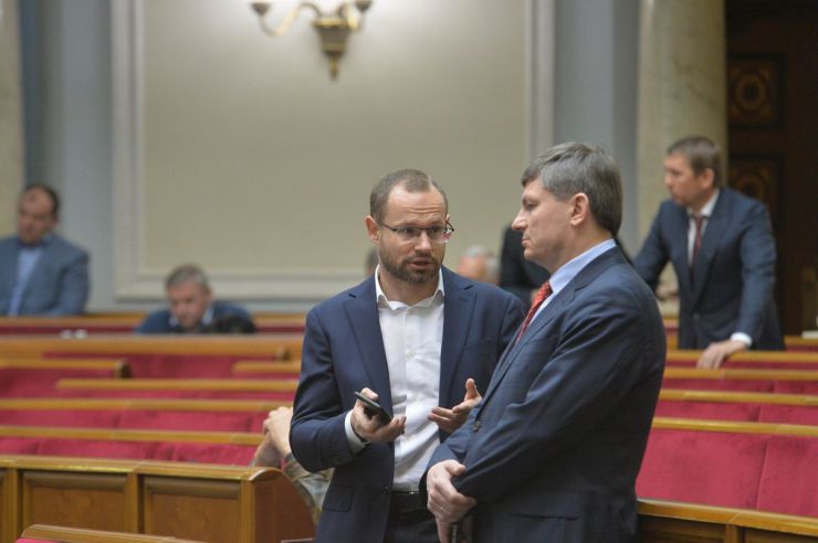 26 квітня 2019 пленарне засідання Верховної Ради України.
Головуючий надав слово для заяви від фракцій політичної партії 