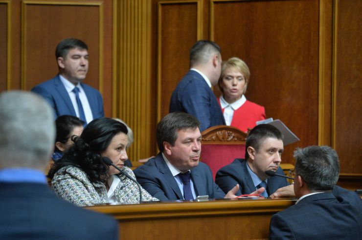 26 квітня 2019 пленарне засідання Верховної Ради України.
Головуючий надав слово для заяви від фракцій політичної партії 