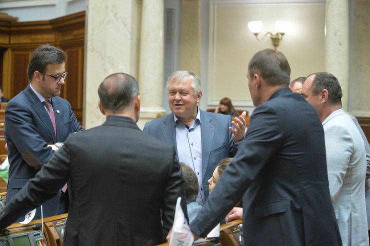 26 квітня 2019 пленарне засідання Верховної Ради України.
Головуючий надав слово для заяви від фракцій політичної партії 