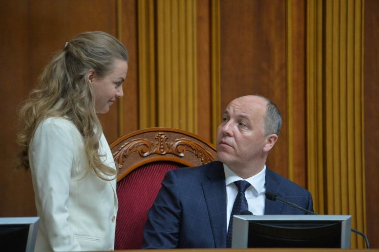 26 квітня 2019 пленарне засідання Верховної Ради України.
Головуючий надав слово для заяви від фракцій політичної партії 