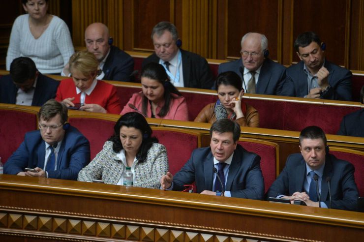 26 квітня 2019 пленарне засідання Верховної Ради України.
Головуючий надав слово для заяви від фракцій політичної партії 