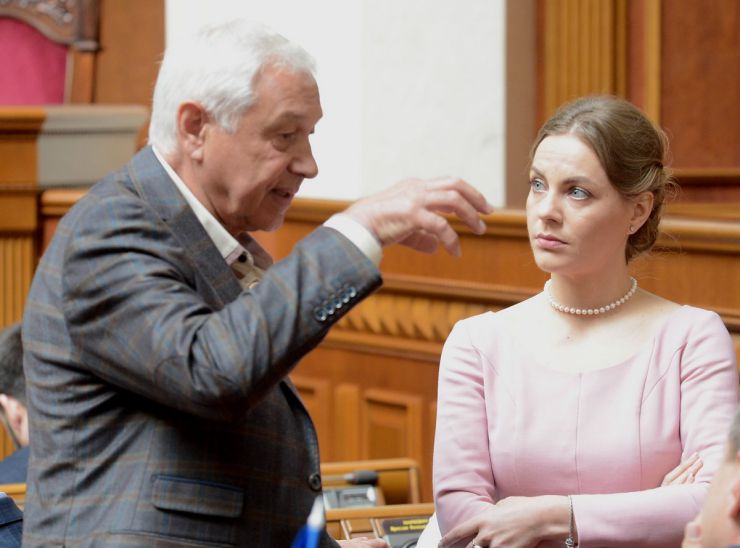 15 травня 2019 пленарне засідання Верховної Ради України.
Голова Верховної Ради України Андрій Парубій, відкривши ранкове засідання, привітав Першого заступника Голови Верховної Ради України Ірину Геращенко з днем народження.
Віктор Король (БП), Олена Сотник (Сам).
