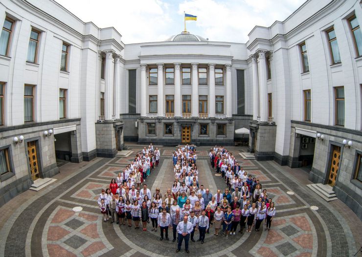 16 травня 2019 пленарне засідання Верховної Ради України.
Голова Верховної Ради Андрій Парубій привітав народних депутатів, працівників Апарату та всіх українців з Днем вишиванки.
У внутрішньому дворі Верховної Ради України співробітники Апарату ВР на чолі з Головою Верховної Ради Андрієм Парубієм провели флеш-моб до Дня вишиванки. Учасники флешмобу вишикувалися у формі тризуба – герба України.