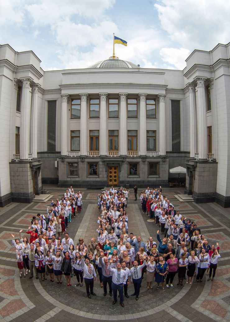 16 травня 2019 пленарне засідання Верховної Ради України.
Голова Верховної Ради Андрій Парубій привітав народних депутатів, працівників Апарату та всіх українців з Днем вишиванки.
У внутрішньому дворі Верховної Ради України співробітники Апарату ВР на чолі з Головою Верховної Ради Андрієм Парубієм провели флеш-моб до Дня вишиванки. Учасники флешмобу вишикувалися у формі тризуба – герба України.