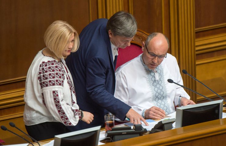 16 травня 2019 пленарне засідання Верховної Ради України.
Голова Верховної Ради Андрій Парубій привітав народних депутатів, працівників Апарату та всіх українців з Днем вишиванки.