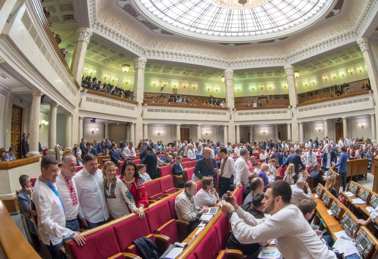 16 травня 2019 пленарне засідання Верховної Ради України.
Голова Верховної Ради Андрій Парубій привітав народних депутатів, працівників Апарату та всіх українців з Днем вишиванки.
