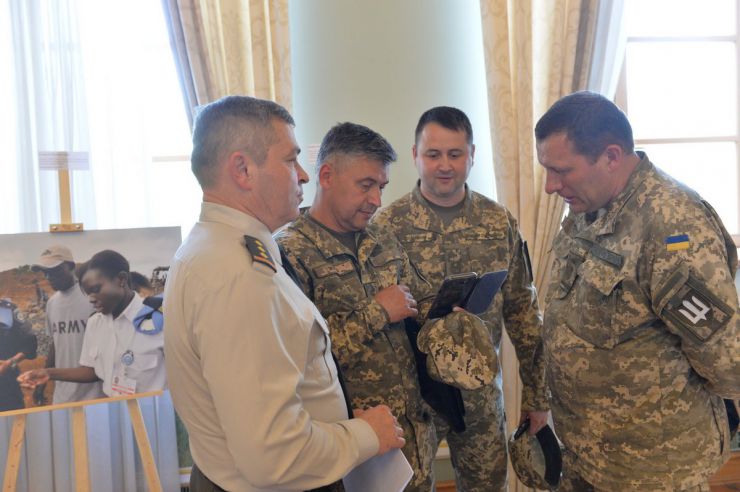23 травня 2019 у Великій актовій залі Дипломатичної академії України імені Геннадія Удовенка при Міністерстві закордонних справ України за участю керівництва МЗС України відбувся захід з нагоди відзначення Дня Африки – 2019.
Програмою заходу передбачено ознайомлення з фотовиставкою Олександра Клименка на тему «Участь України в операціях ООН з підтримання миру в Африці», організованою за сприяння МЗС України.
У заході взяли участь очільники посольств країн Африканського континенту та міжнародних організацій, акредитованих в Україні.