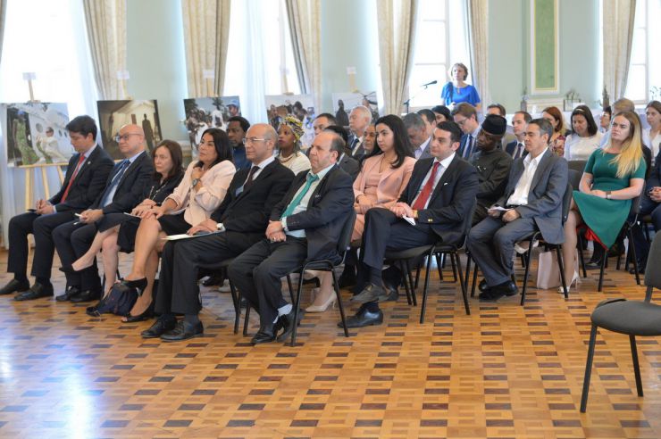 23 травня 2019 у Великій актовій залі Дипломатичної академії України імені Геннадія Удовенка при Міністерстві закордонних справ України за участю керівництва МЗС України відбувся захід з нагоди відзначення Дня Африки – 2019.
Програмою заходу передбачено ознайомлення з фотовиставкою Олександра Клименка на тему «Участь України в операціях ООН з підтримання миру в Африці», організованою за сприяння МЗС України.
У заході взяли участь очільники посольств країн Африканського континенту та міжнародних організацій, акредитованих в Україні.