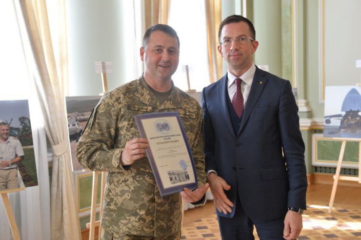 23 травня 2019 у Великій актовій залі Дипломатичної академії України імені Геннадія Удовенка при Міністерстві закордонних справ України за участю керівництва МЗС України відбувся захід з нагоди відзначення Дня Африки – 2019.
Програмою заходу передбачено ознайомлення з фотовиставкою Олександра Клименка на тему «Участь України в операціях ООН з підтримання миру в Африці», організованою за сприяння МЗС України.
У заході взяли участь очільники посольств країн Африканського континенту та міжнародних організацій, акредитованих в Україні. Військовий вертольотчик Руслан Розенберг та державний секретар МЗС Андрій Заяць. Фото Юнуса Ердогду.