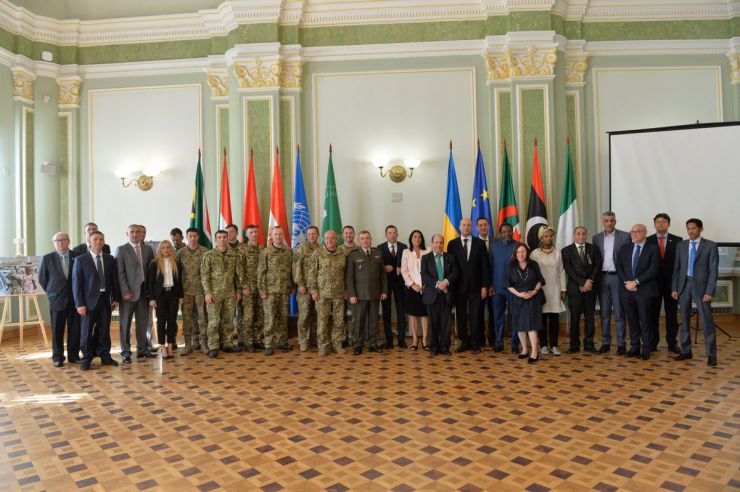 23 травня 2019 у Великій актовій залі Дипломатичної академії України імені Геннадія Удовенка при Міністерстві закордонних справ України за участю керівництва МЗС України відбувся захід з нагоди відзначення Дня Африки – 2019.
Програмою заходу передбачено ознайомлення з фотовиставкою Олександра Клименка на тему «Участь України в операціях ООН з підтримання миру в Африці», організованою за сприяння МЗС України.
У заході взяли участь очільники посольств країн Африканського континенту та міжнародних організацій, акредитованих в Україні.