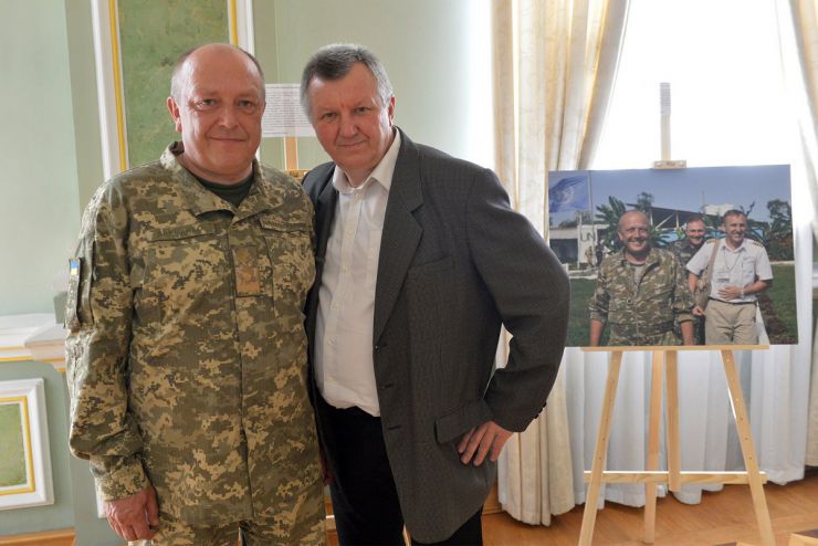 23 травня 2019 у Великій актовій залі Дипломатичної академії України імені Геннадія Удовенка при Міністерстві закордонних справ України за участю керівництва МЗС України відбувся захід з нагоди відзначення Дня Африки – 2019.
Програмою заходу передбачено ознайомлення з фотовиставкою Олександра Клименка на тему «Участь України в операціях ООН з підтримання миру в Африці», організованою за сприяння МЗС України.
У заході взяли участь очільники посольств країн Африканського континенту та міжнародних організацій, акредитованих в Україні. Начальник армійської авіації Командування Сухопутних військ ЗСУ генерал-майор Ігор Яременко - учасник миротворчих операцій та автор виставки Олександр Клименко. Фото Юнуса Ердогду.