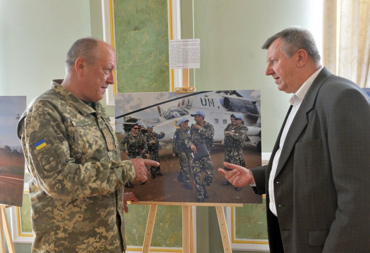 23 травня 2019 у Великій актовій залі Дипломатичної академії України імені Геннадія Удовенка при Міністерстві закордонних справ України за участю керівництва МЗС України відбувся захід з нагоди відзначення Дня Африки – 2019.
Програмою заходу передбачено ознайомлення з фотовиставкою Олександра Клименка на тему «Участь України в операціях ООН з підтримання миру в Африці», організованою за сприяння МЗС України.
У заході взяли участь очільники посольств країн Африканського континенту та міжнародних організацій, акредитованих в Україні. Начальник армійської авіації Командування Сухопутних військ ЗСУ генерал-майор Ігор Яременко - учасник миротворчих операцій та автор виставки Олександр Клименко. Фото Юнуса Ердогду.