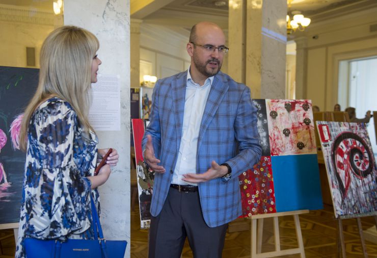 В кулуарах III поверху будинку Верховної Ради України відбулась Презентація мистецького проекту «Планета Земля – Єдина: Україна-Ірак».
Метою проекту є обмін культурним досвідом між Україною та Іраком.
На виставці будуть представлені творчі роботи народної артистки України, лауреата Державної премії України ім. Тараса Шевченка Лариси Кадочникової, а також художників Ольги Адам, Вікторії Стецишин, Альони Яремчук, Анни Яновської, Віктора і Наталії Проданчук.
Народний депутат України Сергій Рудик та художник Ірина Федоренко
