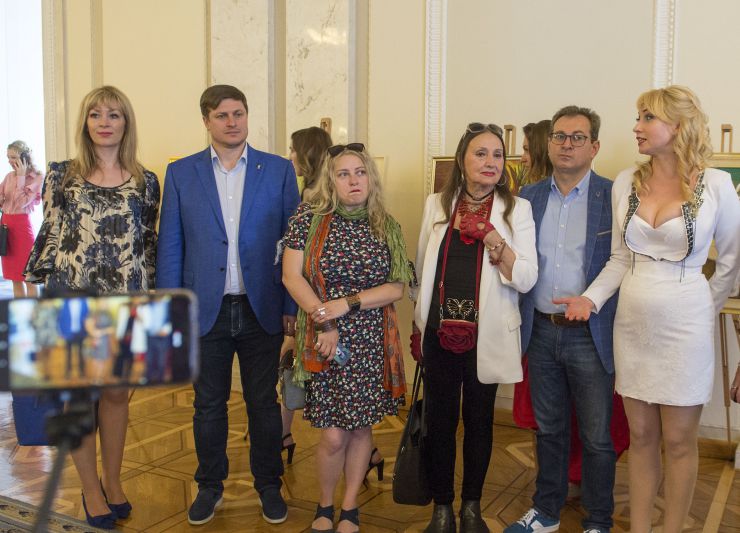 В кулуарах III поверху будинку Верховної Ради України відбулась Презентація мистецького проекту «Планета Земля – Єдина: Україна-Ірак».
Метою проекту є обмін культурним досвідом між Україною та Іраком.
На виставці будуть представлені творчі роботи народної артистки України, лауреата Державної премії України ім. Тараса Шевченка Лариси Кадочникової, а також художників Ольги Адам, Вікторії Стецишин, Альони Яремчук, Анни Яновської, Віктора і Наталії Проданчук.
