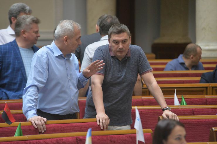 Пленарне засідання Верховної Ради України

Голова Верховної Ради України Андрій Парубій відкрив ранкове засідання. 
На пропозицію головуючого народні депутати хвилиною мовчання вшанували пам’ять генерал-майора С.Кульчицького, який в цей день 5 років тому загинув під час антитерористичної операції. 
Головуючий надав слово Голові Рахункової палати Валерію Пацкану для представлення Звіту Рахункової палати за 2018 рік. 
Валерій Пацкан доповідає про основні результати діяльності Рахункової палати за минулий рік.
Олег Мусій, Дмитро Добродомов-обоє позафрак

