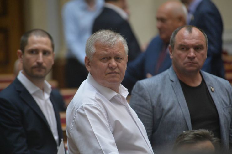 Пленарне засідання Верховної Ради України

Голова Верховної Ради України Андрій Парубій відкрив ранкове засідання. 
На пропозицію головуючого народні депутати хвилиною мовчання вшанували пам’ять генерал-майора С.Кульчицького, який в цей день 5 років тому загинув під час антитерористичної операції. 
Головуючий надав слово Голові Рахункової палати Валерію Пацкану для представлення Звіту Рахункової палати за 2018 рік. 
Валерій Пацкан доповідає про основні результати діяльності Рахункової палати за минулий рік.
Денис Силантьєв, Олег Купрієнко, Олександр Гулак-всі РП
