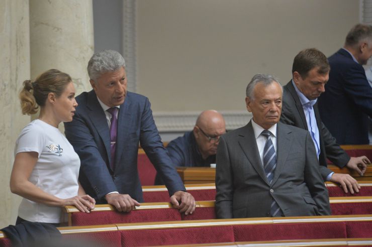 Пленарне засідання Верховної Ради України

Голова Верховної Ради України Андрій Парубій відкрив ранкове засідання. 
На пропозицію головуючого народні депутати хвилиною мовчання вшанували пам’ять генерал-майора С.Кульчицького, який в цей день 5 років тому загинув під час антитерористичної операції. 
Головуючий надав слово Голові Рахункової палати Валерію Пацкану для представлення Звіту Рахункової палати за 2018 рік. 
Валерій Пацкан доповідає про основні результати діяльності Рахункової палати за минулий рік.
Наталія Королевська, Юрій Бойко, Юлій Іоффе
