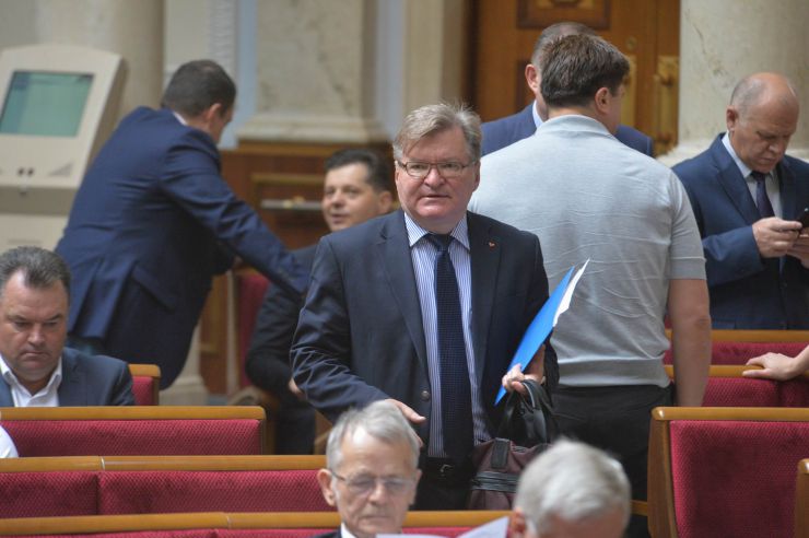 Пленарне засідання Верховної Ради України

Голова Верховної Ради України Андрій Парубій відкрив ранкове засідання. 
На пропозицію головуючого народні депутати хвилиною мовчання вшанували пам’ять генерал-майора С.Кульчицького, який в цей день 5 років тому загинув під час антитерористичної операції. 
Головуючий надав слово Голові Рахункової палати Валерію Пацкану для представлення Звіту Рахункової палати за 2018 рік. 
Валерій Пацкан доповідає про основні результати діяльності Рахункової палати за минулий рік.
Григорій Немиря-Батьківщина
