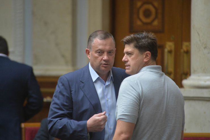 Пленарне засідання Верховної Ради України

Голова Верховної Ради України Андрій Парубій відкрив ранкове засідання. 
На пропозицію головуючого народні депутати хвилиною мовчання вшанували пам’ять генерал-майора С.Кульчицького, який в цей день 5 років тому загинув під час антитерористичної операції. 
Головуючий надав слово Голові Рахункової палати Валерію Пацкану для представлення Звіту Рахункової палати за 2018 рік. 
Валерій Пацкан доповідає про основні результати діяльності Рахункової палати за минулий рік.
Ярослав Дубневич-БПП Іван Вінник 
