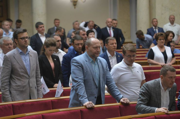 Пленарне засідання Верховної Ради України

Голова Верховної Ради України Андрій Парубій відкрив ранкове засідання. 
На пропозицію головуючого народні депутати хвилиною мовчання вшанували пам’ять генерал-майора С.Кульчицького, який в цей день 5 років тому загинув під час антитерористичної операції. 
Головуючий надав слово Голові Рахункової палати Валерію Пацкану для представлення Звіту Рахункової палати за 2018 рік. 
Валерій Пацкан доповідає про основні результати діяльності Рахункової палати за минулий рік.
Хвилина мовчання за генералом Кульчицьким.
Галасюк, Береза
