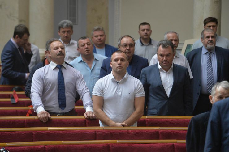Пленарне засідання Верховної Ради України

Голова Верховної Ради України Андрій Парубій відкрив ранкове засідання. 
На пропозицію головуючого народні депутати хвилиною мовчання вшанували пам’ять генерал-майора С.Кульчицького, який в цей день 5 років тому загинув під час антитерористичної операції. 
Головуючий надав слово Голові Рахункової палати Валерію Пацкану для представлення Звіту Рахункової палати за 2018 рік. 
Валерій Пацкан доповідає про основні результати діяльності Рахункової палати за минулий рік.
Хвилина мовчання за генералом Кульчицьким
