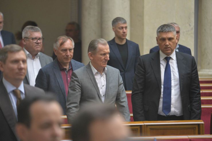 Пленарне засідання Верховної Ради України

Голова Верховної Ради України Андрій Парубій відкрив ранкове засідання. 
На пропозицію головуючого народні депутати хвилиною мовчання вшанували пам’ять генерал-майора С.Кульчицького, який в цей день 5 років тому загинув під час антитерористичної операції. 
Головуючий надав слово Голові Рахункової палати Валерію Пацкану для представлення Звіту Рахункової палати за 2018 рік. 
Валерій Пацкан доповідає про основні результати діяльності Рахункової палати за минулий рік.
Хвилина мовчання за генералом Кульчицьким
