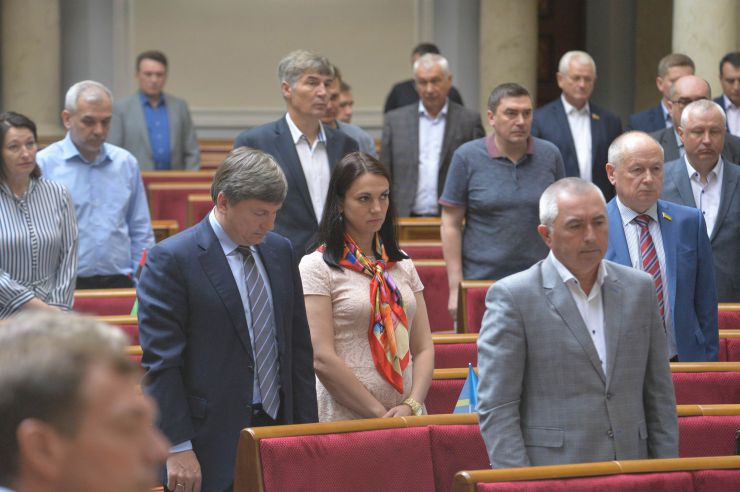 Пленарне засідання Верховної Ради України

Голова Верховної Ради України Андрій Парубій відкрив ранкове засідання. 
На пропозицію головуючого народні депутати хвилиною мовчання вшанували пам’ять генерал-майора С.Кульчицького, який в цей день 5 років тому загинув під час антитерористичної операції. 
Головуючий надав слово Голові Рахункової палати Валерію Пацкану для представлення Звіту Рахункової палати за 2018 рік. 
Валерій Пацкан доповідає про основні результати діяльності Рахункової палати за минулий рік.
Хвилина мовчання за генералом Кульчицьким. Герасимов , Гопко

