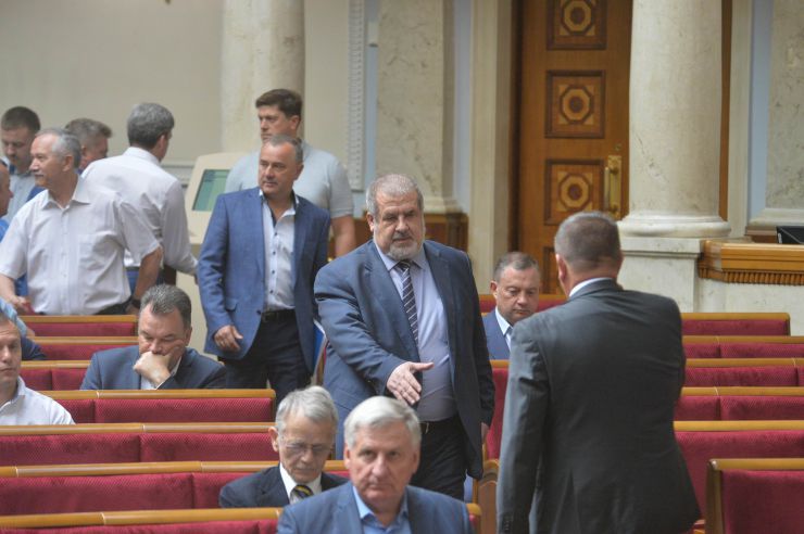 Пленарне засідання Верховної Ради України

Голова Верховної Ради України Андрій Парубій відкрив ранкове засідання. 
На пропозицію головуючого народні депутати хвилиною мовчання вшанували пам’ять генерал-майора С.Кульчицького, який в цей день 5 років тому загинув під час антитерористичної операції. 
Головуючий надав слово Голові Рахункової палати Валерію Пацкану для представлення Звіту Рахункової палати за 2018 рік. 
Валерій Пацкан доповідає про основні результати діяльності Рахункової палати за минулий рік.
Рефат Чубаров-БПП