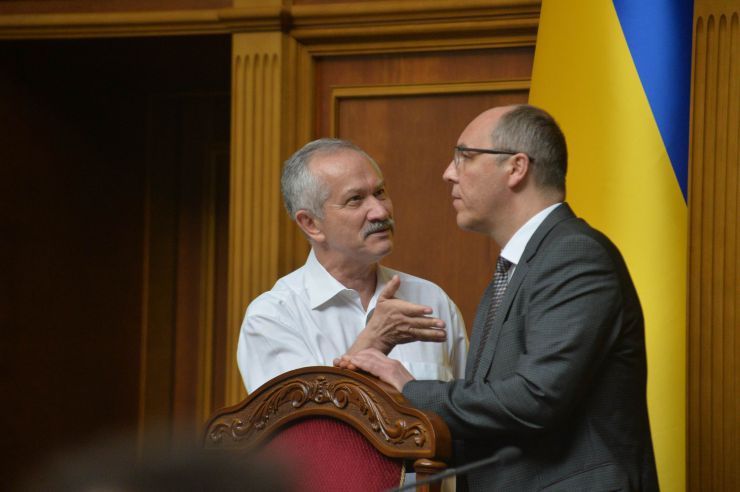 Пленарне засідання Верховної Ради України

Голова Верховної Ради України Андрій Парубій відкрив ранкове засідання. 
На пропозицію головуючого народні депутати хвилиною мовчання вшанували пам’ять генерал-майора С.Кульчицького, який в цей день 5 років тому загинув під час антитерористичної операції. 
Головуючий надав слово Голові Рахункової палати Валерію Пацкану для представлення Звіту Рахункової палати за 2018 рік. 
Валерій Пацкан доповідає про основні результати діяльності Рахункової палати за минулий рік.
Віктор Пинзеник-БПП, Голова ВР Андрій Парубій
