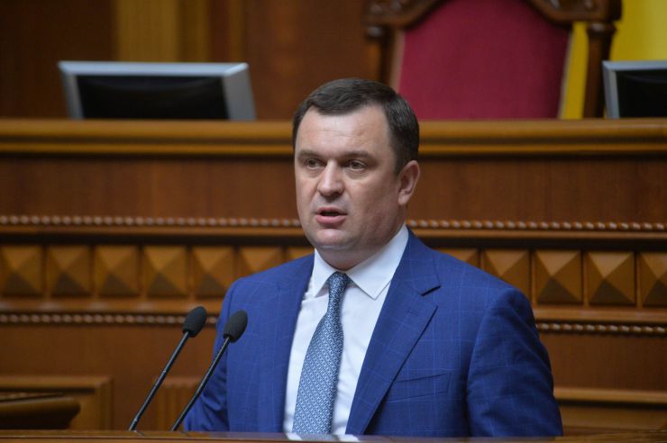 Пленарне засідання Верховної Ради України

Голова Верховної Ради України Андрій Парубій відкрив ранкове засідання. 
На пропозицію головуючого народні депутати хвилиною мовчання вшанували пам’ять генерал-майора С.Кульчицького, який в цей день 5 років тому загинув під час антитерористичної операції. 
Головуючий надав слово Голові Рахункової палати Валерію Пацкану для представлення Звіту Рахункової палати за 2018 рік. 
Валерій Пацкан доповідає про основні результати діяльності Рахункової палати за минулий рік.
Голова Рахункової палати Валерій Пацкан
