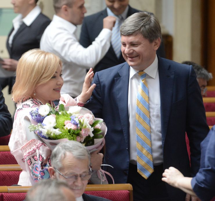 Пленарне засідання Верховної Ради України.
Голова Верховної Ради України Андрій Парубій відкрив ранкове засідання. 
Головуючий повідомив, що учора пізно ввечері у Рівненській області під час навчально-тренувального польоту зазнав аварії вертоліт МІ-8 Сухопутних військ Збройних Сил України. Загинули командир 16-ї окремої бригади армійської авіації Сухопутних військ ЗСУ Ігор Мазепа і члени екіпажу Павло Дацюк, Володимир Попенко, Василь Ромененко. 
А.Парубій від імені Верховної Ради висловив співчуття родинам та близьким загиблих військовослужбовців. 
Народні депутати хвилиною мовчання вшанували пам'ять військовослужбовців. 
Прийнято Закон 