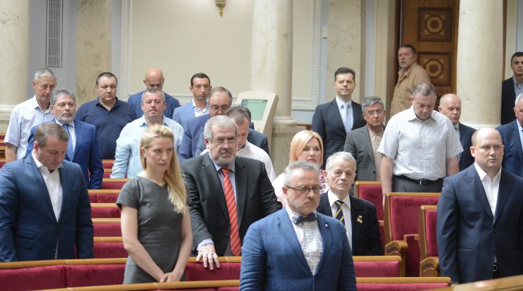 Пленарне засідання Верховної Ради України.
Голова Верховної Ради України Андрій Парубій відкрив ранкове засідання. 
Головуючий повідомив, що учора пізно ввечері у Рівненській області під час навчально-тренувального польоту зазнав аварії вертоліт МІ-8 Сухопутних військ Збройних Сил України. Загинули командир 16-ї окремої бригади армійської авіації Сухопутних військ ЗСУ Ігор Мазепа і члени екіпажу Павло Дацюк, Володимир Попенко, Василь Ромененко. 
А.Парубій від імені Верховної Ради висловив співчуття родинам та близьким загиблих військовослужбовців. 
Народні депутати хвилиною мовчання вшанували пам'ять військовослужбовців. 
Прийнято Закон 