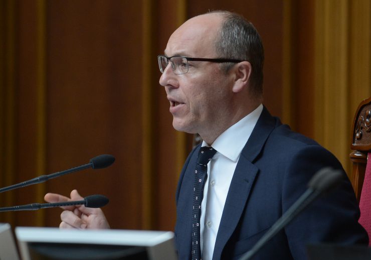 Пленарне засідання Верховної Ради України.
Голова Верховної Ради України Андрій Парубій відкрив ранкове засідання. 
Головуючий повідомив, що учора пізно ввечері у Рівненській області під час навчально-тренувального польоту зазнав аварії вертоліт МІ-8 Сухопутних військ Збройних Сил України. Загинули командир 16-ї окремої бригади армійської авіації Сухопутних військ ЗСУ Ігор Мазепа і члени екіпажу Павло Дацюк, Володимир Попенко, Василь Ромененко. 
А.Парубій від імені Верховної Ради висловив співчуття родинам та близьким загиблих військовослужбовців. 
Народні депутати хвилиною мовчання вшанували пам'ять військовослужбовців. 
Прийнято Закон 