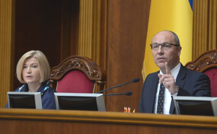 Пленарне засідання Верховної Ради України.
Голова Верховної Ради України Андрій Парубій відкрив ранкове засідання. 
Головуючий повідомив, що учора пізно ввечері у Рівненській області під час навчально-тренувального польоту зазнав аварії вертоліт МІ-8 Сухопутних військ Збройних Сил України. Загинули командир 16-ї окремої бригади армійської авіації Сухопутних військ ЗСУ Ігор Мазепа і члени екіпажу Павло Дацюк, Володимир Попенко, Василь Ромененко. 
А.Парубій від імені Верховної Ради висловив співчуття родинам та близьким загиблих військовослужбовців. 
Народні депутати хвилиною мовчання вшанували пам'ять військовослужбовців. 
Прийнято Закон 