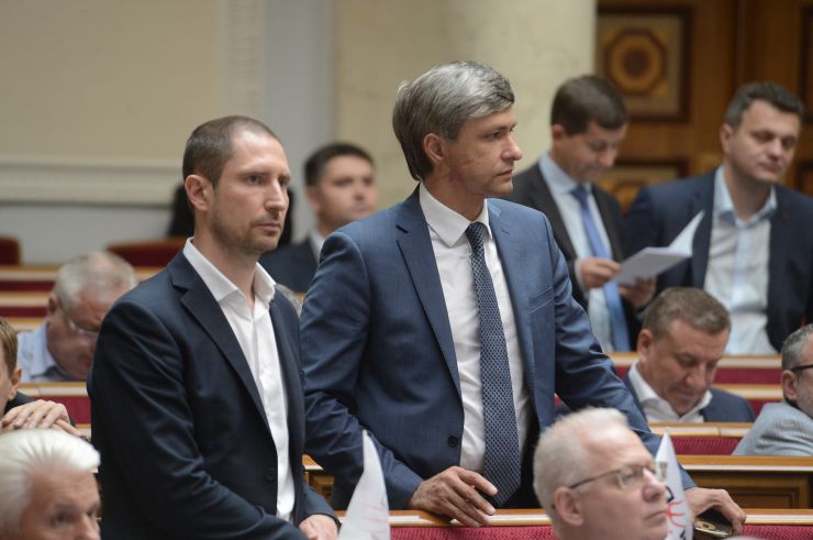 Пленарне засідання Верховної Ради України.
Голова Верховної Ради України Андрій Парубій відкрив ранкове засідання. 
Головуючий повідомив, що учора пізно ввечері у Рівненській області під час навчально-тренувального польоту зазнав аварії вертоліт МІ-8 Сухопутних військ Збройних Сил України. Загинули командир 16-ї окремої бригади армійської авіації Сухопутних військ ЗСУ Ігор Мазепа і члени екіпажу Павло Дацюк, Володимир Попенко, Василь Ромененко. 
А.Парубій від імені Верховної Ради висловив співчуття родинам та близьким загиблих військовослужбовців. 
Народні депутати хвилиною мовчання вшанували пам'ять військовослужбовців. 
Прийнято Закон 