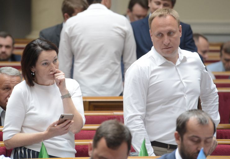Пленарне засідання Верховної Ради України.
Голова Верховної Ради України Андрій Парубій відкрив ранкове засідання. 
Головуючий повідомив, що учора пізно ввечері у Рівненській області під час навчально-тренувального польоту зазнав аварії вертоліт МІ-8 Сухопутних військ Збройних Сил України. Загинули командир 16-ї окремої бригади армійської авіації Сухопутних військ ЗСУ Ігор Мазепа і члени екіпажу Павло Дацюк, Володимир Попенко, Василь Ромененко. 
А.Парубій від імені Верховної Ради висловив співчуття родинам та близьким загиблих військовослужбовців. 
Народні депутати хвилиною мовчання вшанували пам'ять військовослужбовців. 
Прийнято Закон 