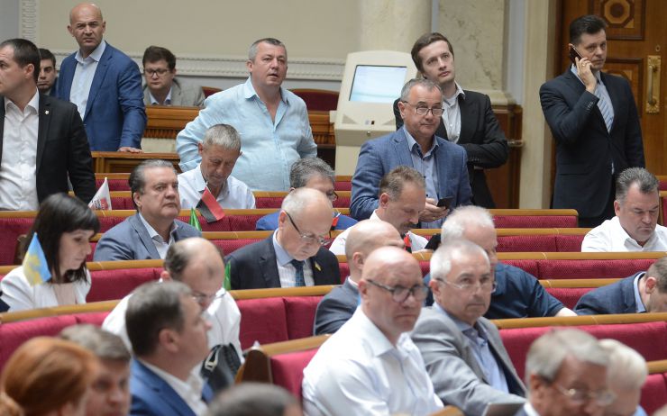 Пленарне засідання Верховної Ради України.
Голова Верховної Ради України Андрій Парубій відкрив ранкове засідання. 
Головуючий повідомив, що учора пізно ввечері у Рівненській області під час навчально-тренувального польоту зазнав аварії вертоліт МІ-8 Сухопутних військ Збройних Сил України. Загинули командир 16-ї окремої бригади армійської авіації Сухопутних військ ЗСУ Ігор Мазепа і члени екіпажу Павло Дацюк, Володимир Попенко, Василь Ромененко. 
А.Парубій від імені Верховної Ради висловив співчуття родинам та близьким загиблих військовослужбовців. 
Народні депутати хвилиною мовчання вшанували пам'ять військовослужбовців. 
Прийнято Закон 