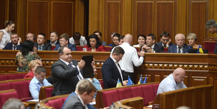 Пленарне засідання Верховної Ради України.
Голова Верховної Ради України Андрій Парубій відкрив ранкове засідання. 
Головуючий повідомив, що учора пізно ввечері у Рівненській області під час навчально-тренувального польоту зазнав аварії вертоліт МІ-8 Сухопутних військ Збройних Сил України. Загинули командир 16-ї окремої бригади армійської авіації Сухопутних військ ЗСУ Ігор Мазепа і члени екіпажу Павло Дацюк, Володимир Попенко, Василь Ромененко. 
А.Парубій від імені Верховної Ради висловив співчуття родинам та близьким загиблих військовослужбовців. 
Народні депутати хвилиною мовчання вшанували пам'ять військовослужбовців. 
Прийнято Закон 