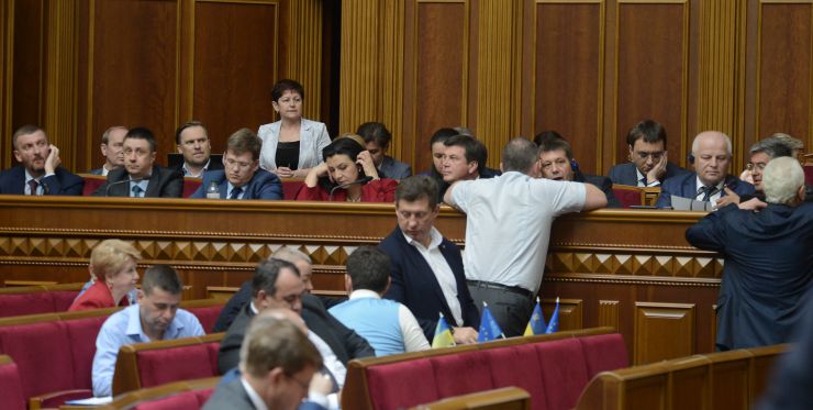 Пленарне засідання Верховної Ради України.
Голова Верховної Ради України Андрій Парубій відкрив ранкове засідання. 
Головуючий повідомив, що учора пізно ввечері у Рівненській області під час навчально-тренувального польоту зазнав аварії вертоліт МІ-8 Сухопутних військ Збройних Сил України. Загинули командир 16-ї окремої бригади армійської авіації Сухопутних військ ЗСУ Ігор Мазепа і члени екіпажу Павло Дацюк, Володимир Попенко, Василь Ромененко. 
А.Парубій від імені Верховної Ради висловив співчуття родинам та близьким загиблих військовослужбовців. 
Народні депутати хвилиною мовчання вшанували пам'ять військовослужбовців. 
Прийнято Закон 