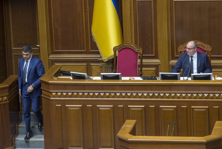 Пленарне засідання Верховної Ради України

А.Парубій після закінчення перерви повідомив про те, що на пленарному засіданні присутні члени Уряду на чолі з Прем’єр-міністром Володимиром Гройсманом. 
Головуючий оголосив до розгляду проект Постанови про відставку Прем'єр-міністра України Гройсмана Володимира Борисовича №10341. Він також повідомив, що Прем’єр-міністр Володимир Гройсман надіслав свою заяву до Верховної Ради  29 травня.
Головуючий поставив на голосування проект Постанови про відставку Прем'єр-міністра №10341.

Лише 97 народних депутатів проголосували 