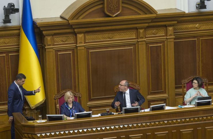 Пленарне засідання Верховної Ради України

А.Парубій після закінчення перерви повідомив про те, що на пленарному засіданні присутні члени Уряду на чолі з Прем’єр-міністром Володимиром Гройсманом. 
Головуючий оголосив до розгляду проект Постанови про відставку Прем'єр-міністра України Гройсмана Володимира Борисовича №10341. Він також повідомив, що Прем’єр-міністр Володимир Гройсман надіслав свою заяву до Верховної Ради  29 травня.
Головуючий поставив на голосування проект Постанови про відставку Прем'єр-міністра №10341.

Лише 97 народних депутатів проголосували 