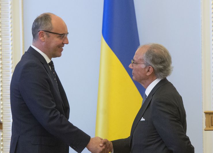 Зустріч Голови Верховної Ради України Андрія Парубія з міжнародною делегацією, яка прибула для участі в VIII Національному Молитовному Сніданку України на чолі з конгресменом США від штату Мічіган Тімом Уолбергом

У зустрічі взяли участь: Павло Унгурян - народний депутат України, член депутатської фракції Політичної партії «Народний фронт», координатор Національного Молитовного Сніданку України, Тім Уолберг-Конгресмен США від штату Мічіган, Боб Макюен - Конгресмен США п’ятьох скликань, голова Ради з питань національної політики США, Даг Бьорлі - Керівник оргкомітету Президентського Національного Молитовного Сніданку США.