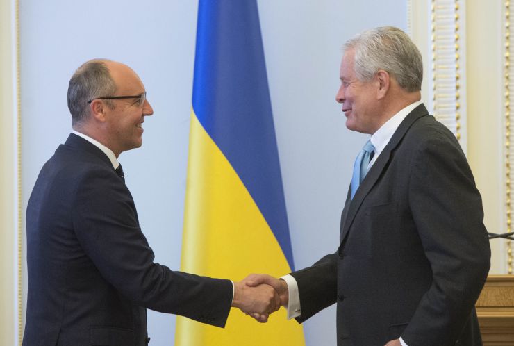 Зустріч Голови Верховної Ради України Андрія Парубія з міжнародною делегацією, яка прибула для участі в VIII Національному Молитовному Сніданку України на чолі з конгресменом США від штату Мічіган Тімом Уолбергом

У зустрічі взяли участь: Павло Унгурян - народний депутат України, член депутатської фракції Політичної партії «Народний фронт», координатор Національного Молитовного Сніданку України, Тім Уолберг-Конгресмен США від штату Мічіган, Боб Макюен - Конгресмен США п’ятьох скликань, голова Ради з питань національної політики США, Даг Бьорлі - Керівник оргкомітету Президентського Національного Молитовного Сніданку США.