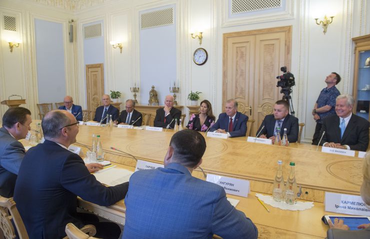 Зустріч Голови Верховної Ради України Андрія Парубія з міжнародною делегацією, яка прибула для участі в VIII Національному Молитовному Сніданку України на чолі з конгресменом США від штату Мічіган Тімом Уолбергом

У зустрічі взяли участь: Павло Унгурян - народний депутат України, член депутатської фракції Політичної партії «Народний фронт», координатор Національного Молитовного Сніданку України, Тім Уолберг-Конгресмен США від штату Мічіган, Боб Макюен - Конгресмен США п’ятьох скликань, голова Ради з питань національної політики США, Даг Бьорлі - Керівник оргкомітету Президентського Національного Молитовного Сніданку США.