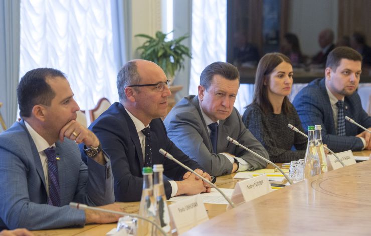 Зустріч Голови Верховної Ради України Андрія Парубія з міжнародною делегацією, яка прибула для участі в VIII Національному Молитовному Сніданку України на чолі з конгресменом США від штату Мічіган Тімом Уолбергом

У зустрічі взяли участь: Павло Унгурян - народний депутат України, член депутатської фракції Політичної партії «Народний фронт», координатор Національного Молитовного Сніданку України, Тім Уолберг-Конгресмен США від штату Мічіган, Боб Макюен - Конгресмен США п’ятьох скликань, голова Ради з питань національної політики США, Даг Бьорлі - Керівник оргкомітету Президентського Національного Молитовного Сніданку США.