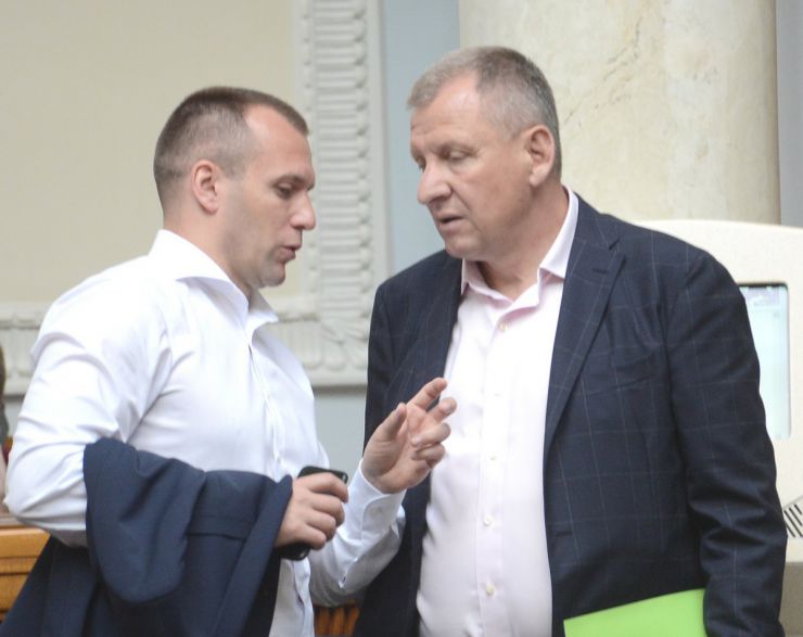 5 червня 2019 пленарне засідання Верховної Ради України.
Народні депутати продовжують розгляд поправок до проекту Закону «Про тимчасові слідчі комісії і тимчасові спеціальні комісії Верховної Ради України» №1098. Юрій Македон БП, Петро Юрчишин БП.
