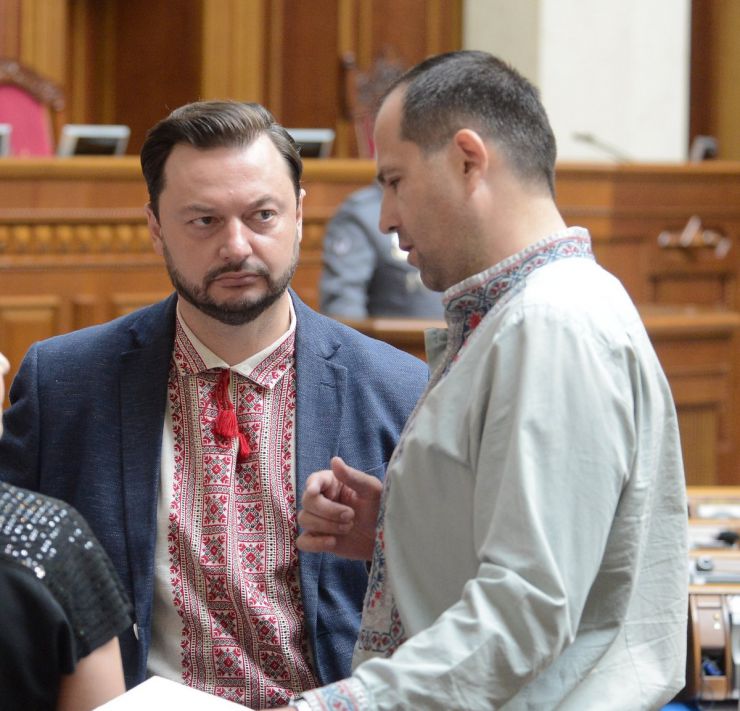 5 червня 2019 пленарне засідання Верховної Ради України.
Народні депутати продовжують розгляд поправок до проекту Закону «Про тимчасові слідчі комісії і тимчасові спеціальні комісії Верховної Ради України» №1098. Юрій Соловей БП, Павло Унгурян НФ.