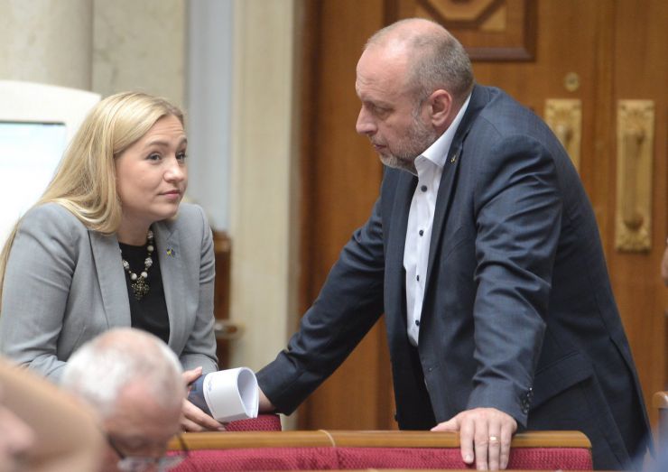 5 червня 2019 пленарне засідання Верховної Ради України.
Народні депутати продовжують розгляд поправок до проекту Закону «Про тимчасові слідчі комісії і тимчасові спеціальні комісії Верховної Ради України» №1098. Оксана Юринець БП, Андрій Кіт БП.