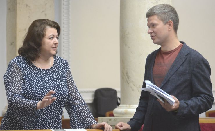 7 червня 2019 пленарне засідання Верховної Ради України.
Народні депутати хвилиною мовчання вшанували пам’ять Юрія Мушкетика.
Головуючий повідомив, що в пленарному засіданні беруть участь члени Кабінету Міністрів на чолі з Першим віце-прем’єр-міністром Степаном Кубівим.
Олена Бойко НФ, Леонід Ємець НФ.